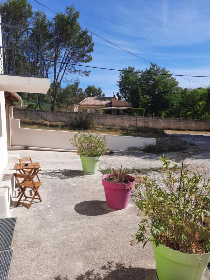 Location Venelles Villa Luaran gambar
